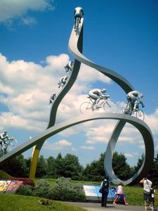 monument  à la gloire du Tour de France sur l'A64